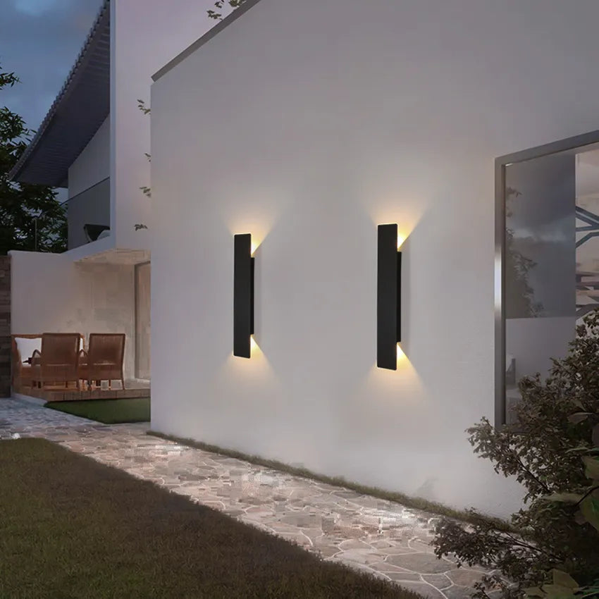 Waterproof outdoor wall lamp in aluminum