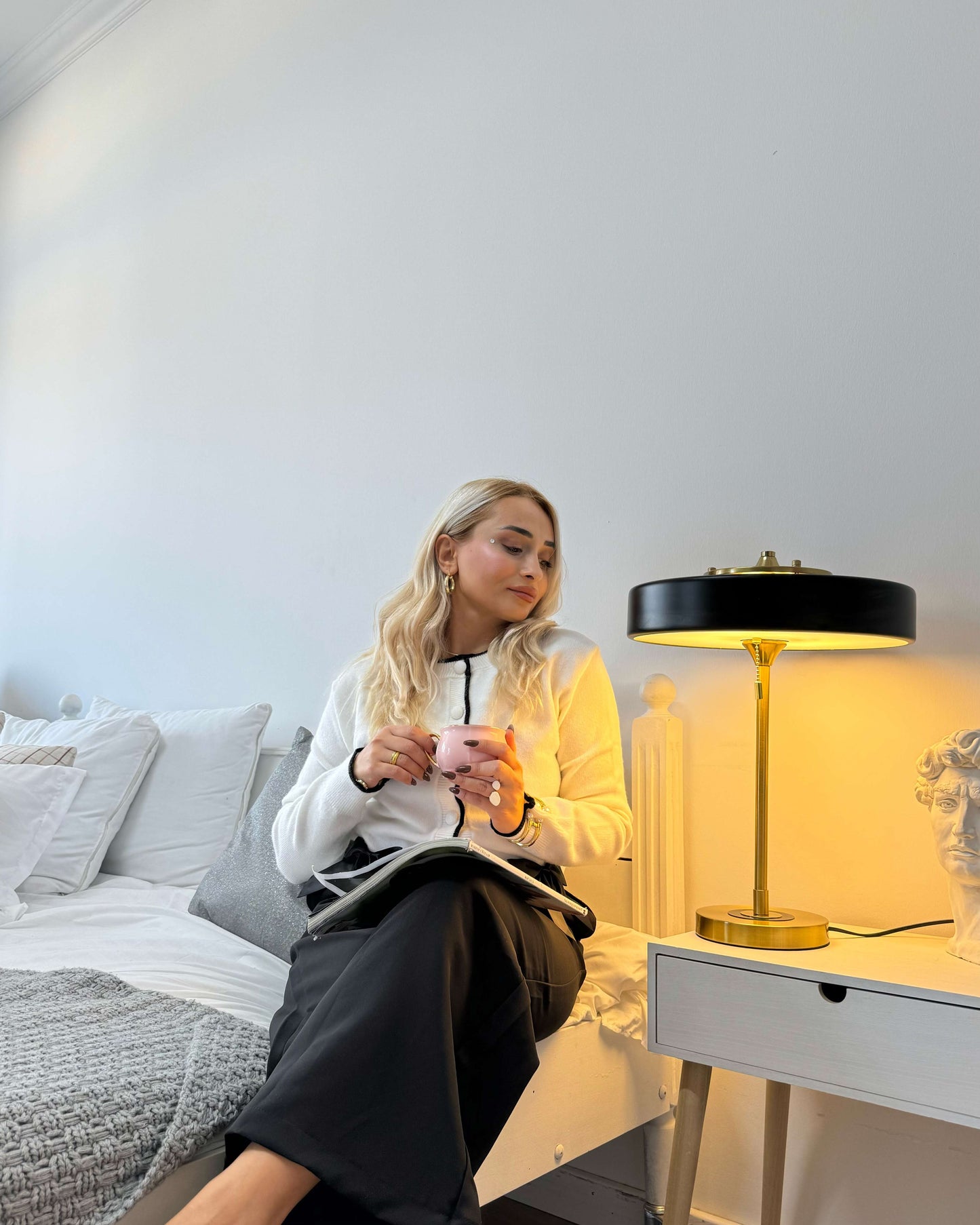 Vintage Mid Century Table Lamp with Pull Chain | Bedside and Desk Lighting