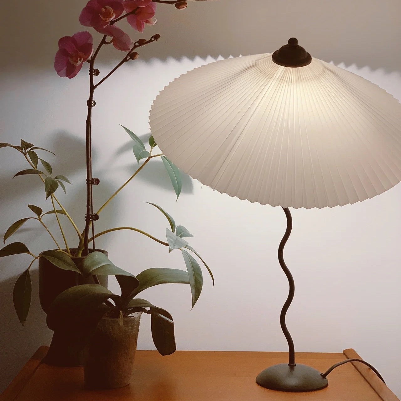 Pleated Table Lamp | Nordic Origami Style with Curved Wavy Base