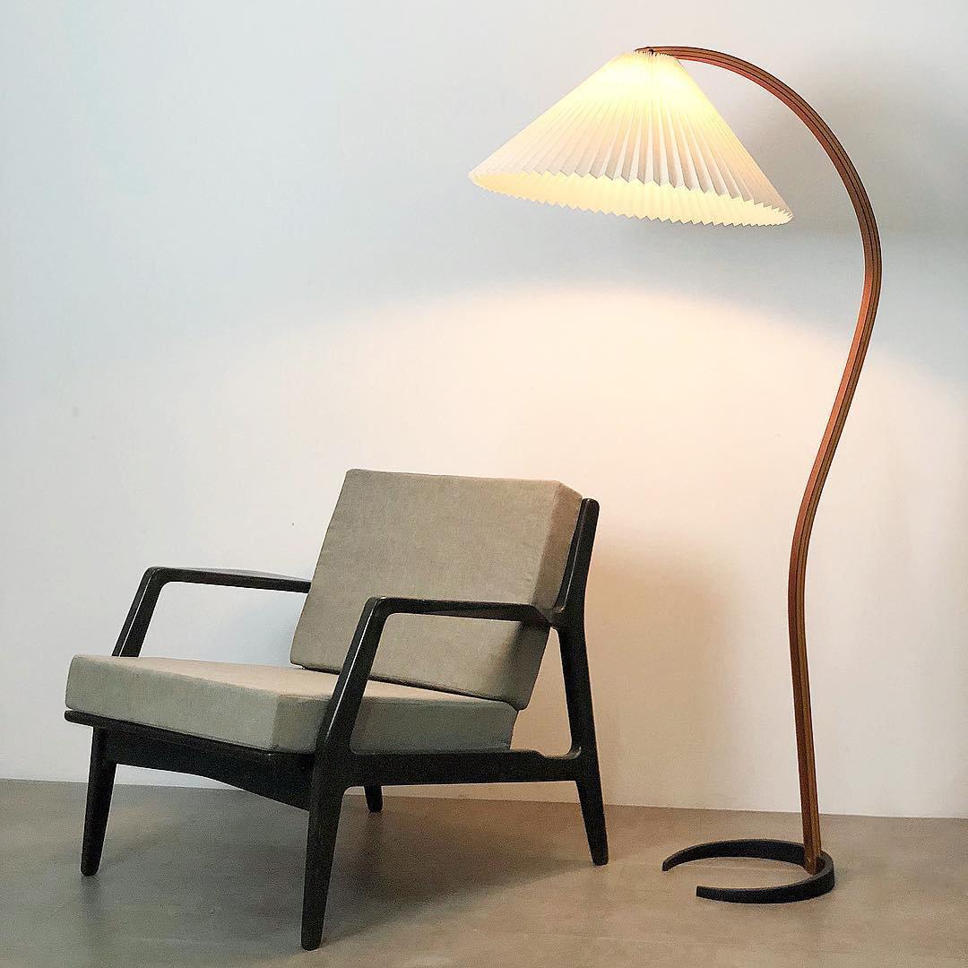 Scandinavian Curved Wooden Floor Lamp with Pleated Shade | Modern Living Room Light